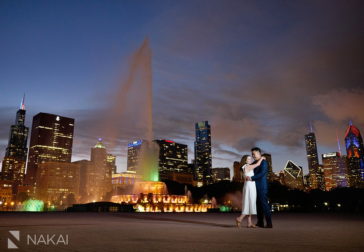 buckingham fountain chicago engagement photos at night