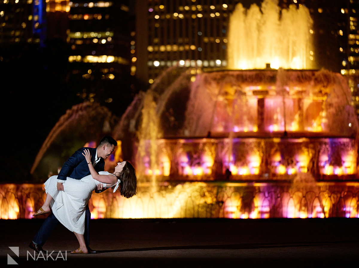 buckingham fountain chicago engagement pictures at night