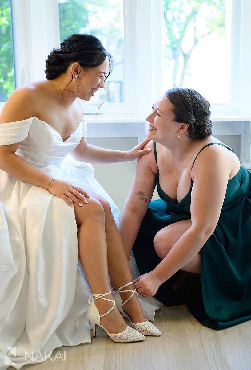 chicago bride getting ready wedding photos at airbnb