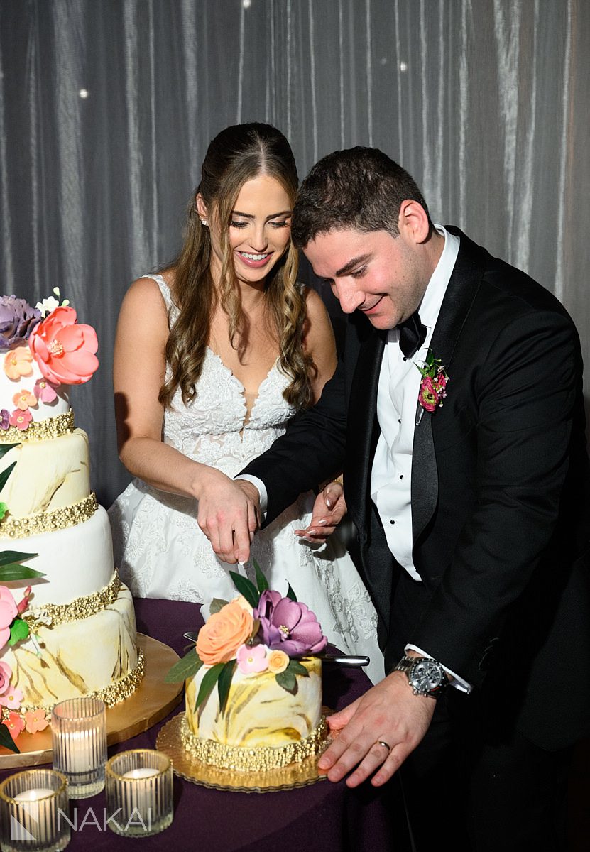 cutting wedding cake at Rockwell on the river