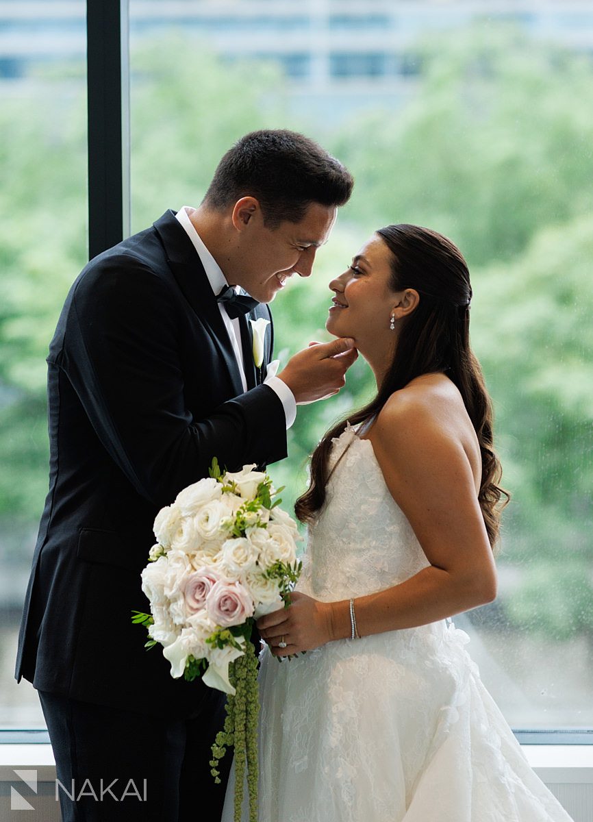 bride and groom couple Radisson blu aqua hotel chicago wedding photo 