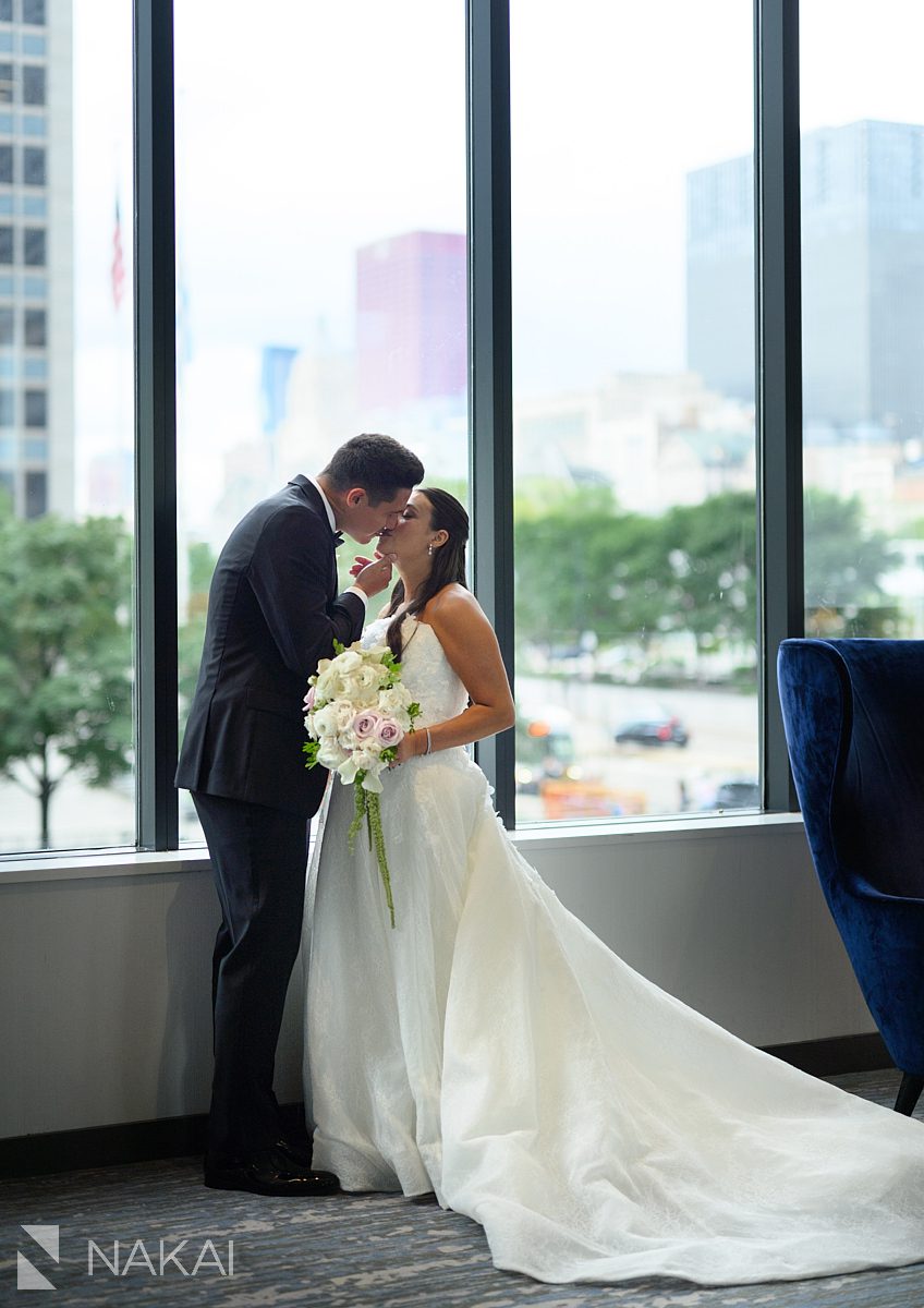 bride and groom couple Radisson blu aqua hotel chicago wedding photo 
