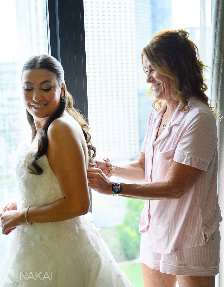 getting ready Radisson blu aqua hotel chicago wedding 